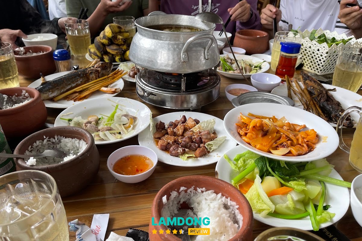 Không gian Cơm Niêu Hương Việt 2