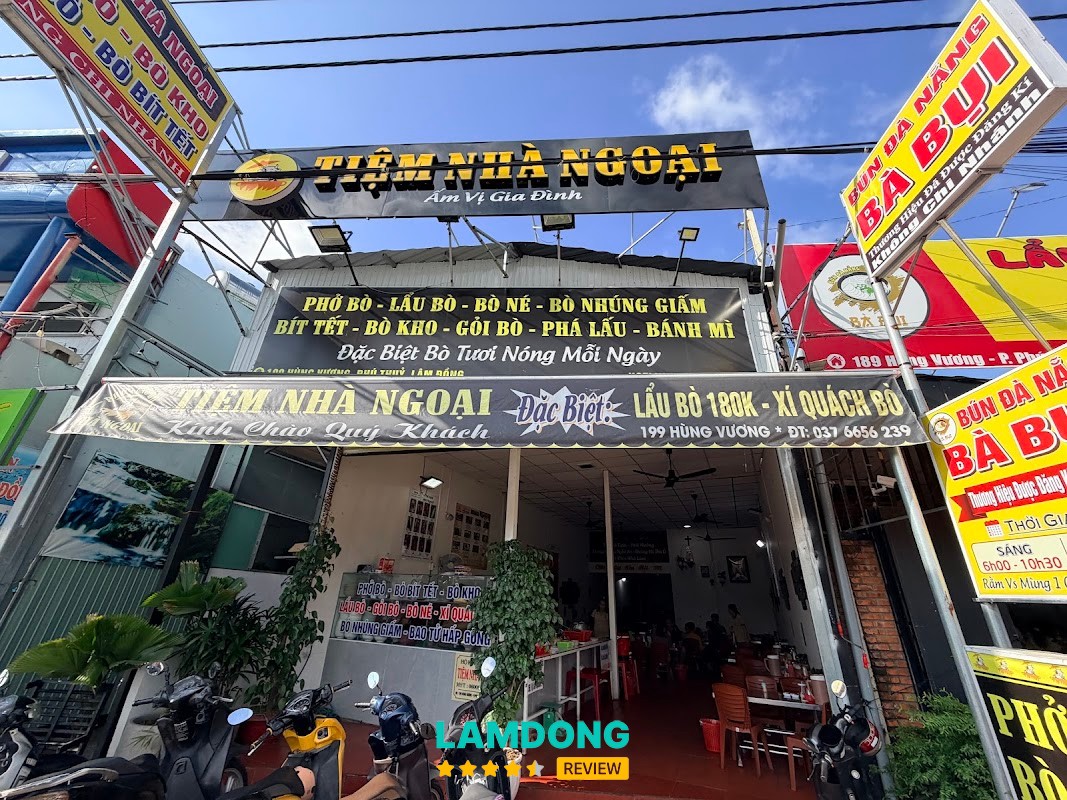 Không gian Tiệm Phở Lẩu Bò Nhà Ngoại