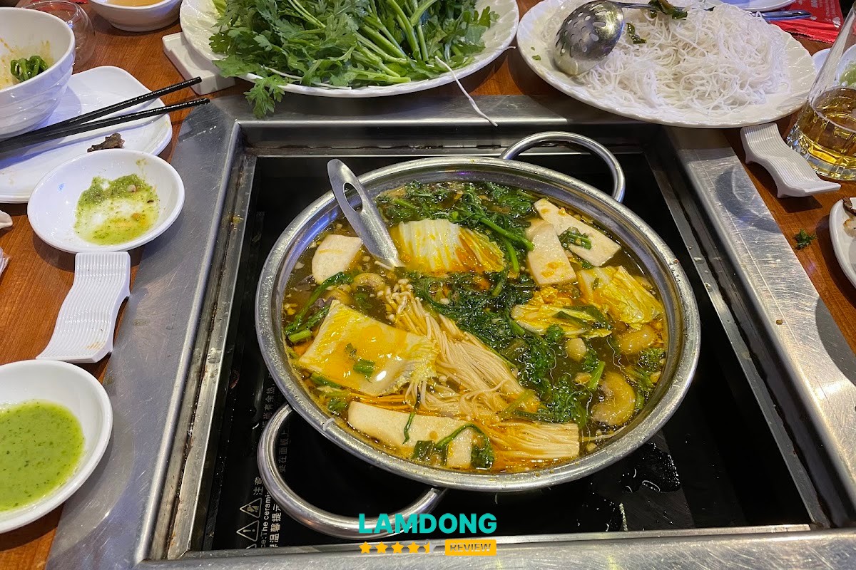 Không gian Lẩu cá Tầm Hoàng Gia