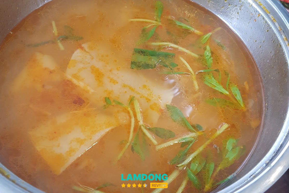 Không gian Nhà hàng Cá Tầm Khe Sanh