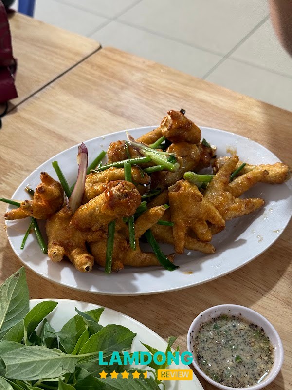 Không gian Lẩu gà lá é Thúy Hiếu