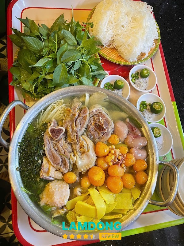 Không gian Lẩu gà lá é Tao Ngộ Phan Chu Trinh