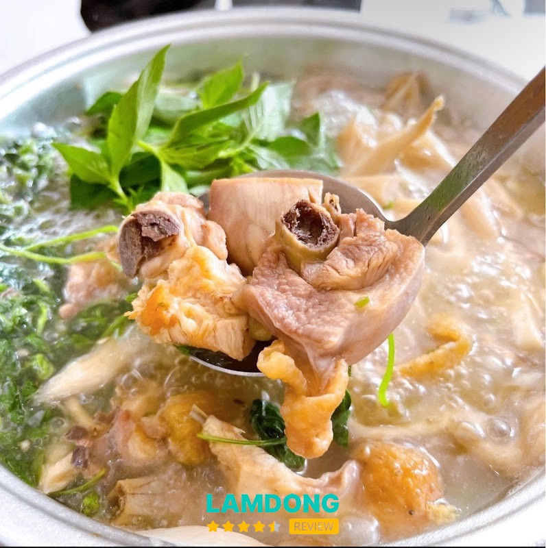 Lẩu Gà lá é – món gà và rau lá é