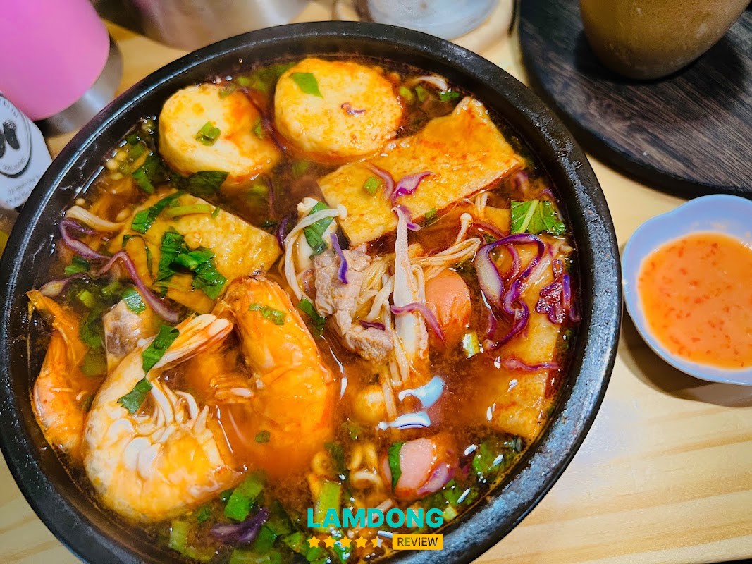 Mì cay Sửu- Ăn vặt Hàn Quốc – món ăn và không gian