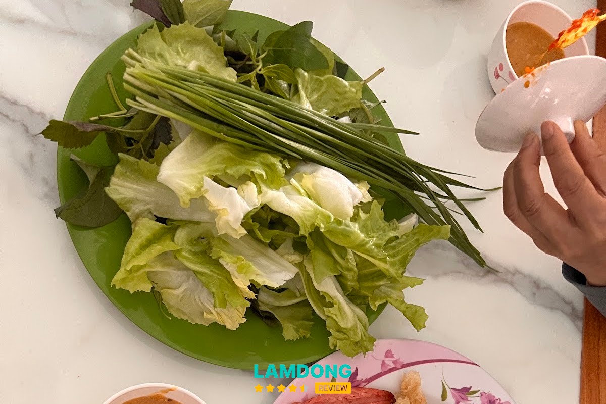 Phần nem nướng Bà Hùng tại Hoàng Văn Thụ