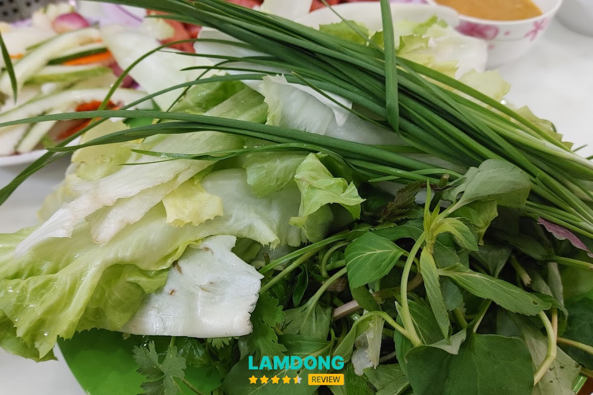 Không gian Nem nướng Bà Hùng khu Hoàng Văn Thụ