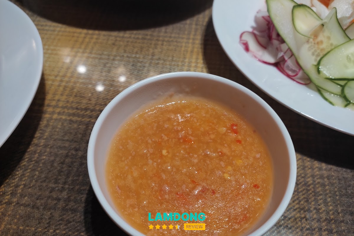 Phần nem nướng Phượng với rau và bánh giòn