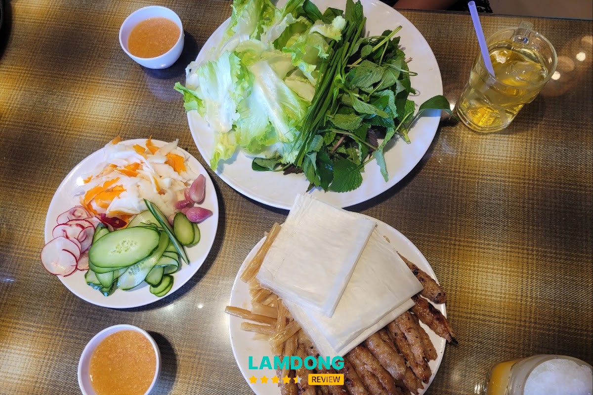 Không gian Nem nướng Phượng Nguyễn Trãi