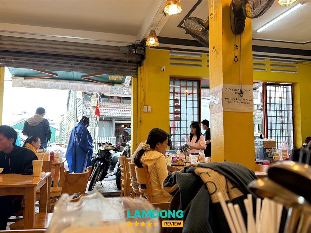 Gà nướng và cơm lam tại quán