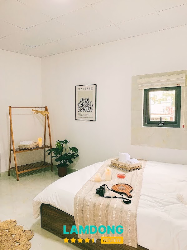 Khu vực dùng bữa tại Above Paradise