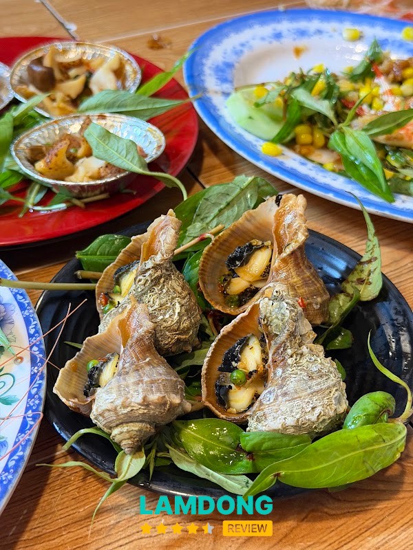 Không gian quán Ốc Cay Đà Lạt