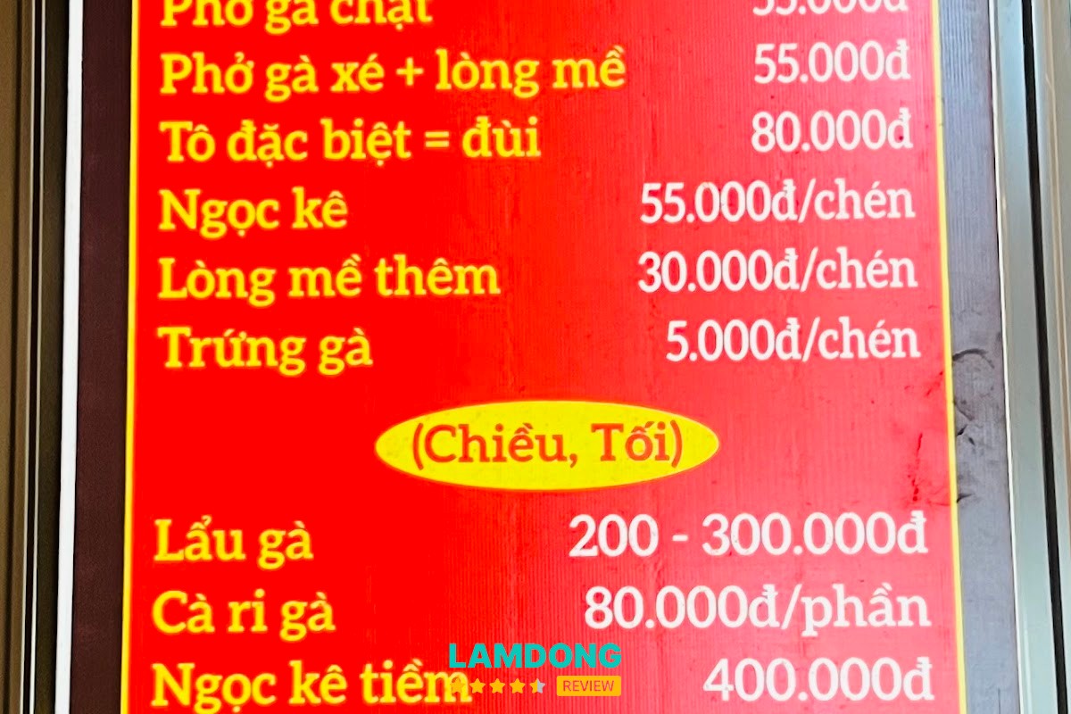 Không gian Phở gà trống thiến