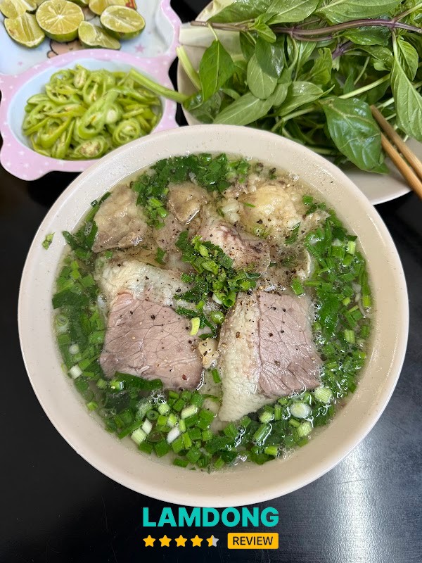 Phở Bằng – tô phở và rau tươi