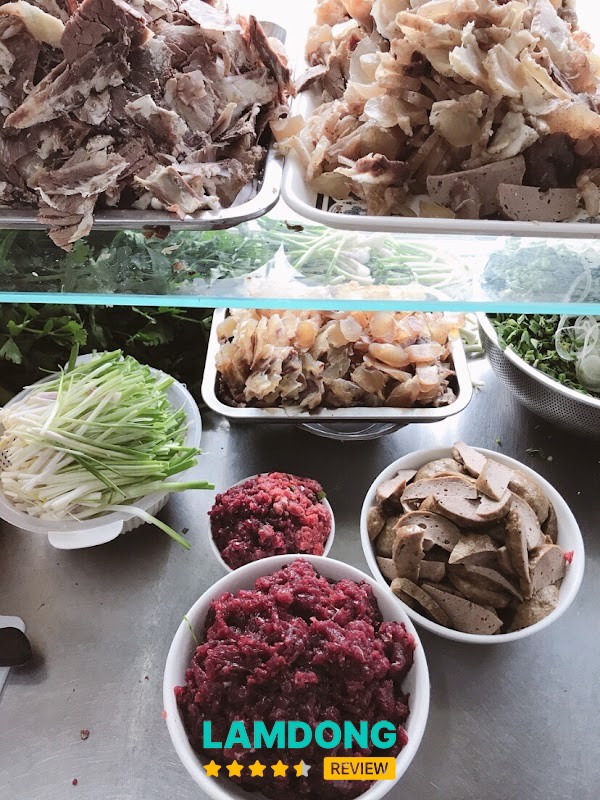 Phở Hằng – không gian quán sáng sủa
